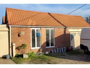 Roeselare-Rumbeke. Centraal en vlot bereikbare BERGLOODS / MAGAZIJN van 180m² met oprit en