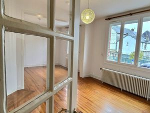 Immeuble composé de trois appartements loués