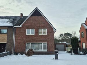 Halfopen gezinswoning met 4 slpkmrs op ruim perceel