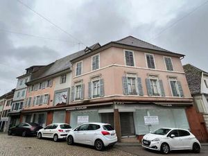 ALTKIRCH plein centre ville sur axe; ensemble immobilier commerces + logements de 480M2