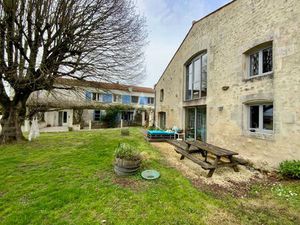 Ensemble immobilier de charme avec maison écologique et 5 gîtes  au coeur des vignes...