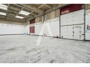 A LOUER : local de stockage / entrepôts / activités avec 1 quai