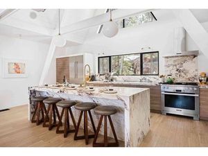 Maison de 4 pièces avec jardin et garage.