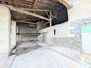 Grande Dépendance avec annexe et jardin à aménager intégralement