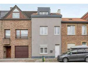 Maison rénovée avec 4 chambres et jardin.