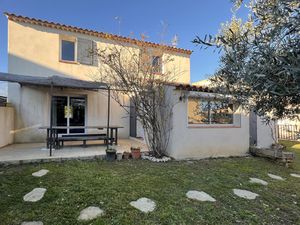 Maison avec jardin  piscine et dépendance proche du village