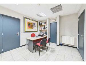 Immeuble mixte avec bureaux  entrepôt et studio