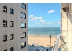 Studio lumineux avec vue latérale sur la mer et terrasse !