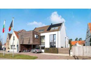 Maison de 3 façades située au centre dans un style contempo