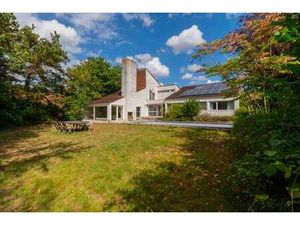 Villa d'architecte avec piscine dans un clos résidentiel cal
