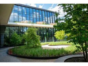 368 m² de bureaux nouvellement construits près de l'E40 e...