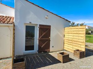 Studio rénové  terrasse et parking au calme