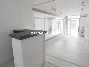 CENTRE-VILLE  LOCAL COMMERCIAL DE 30M2 + CELLIERS