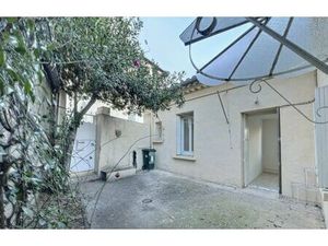 Nîmes  Croix de Fer  maison de ville plain pied  60m²  2chs  cour 20m²
