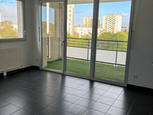 T2 refait à neuf aux portes de Lyon avec double garage et terrasse