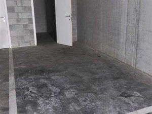 grand parking souterrain avec salle de stockage attenante