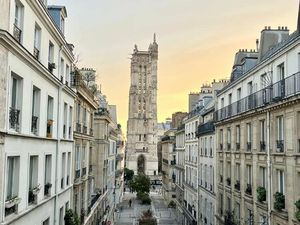 3-4 pièces dans le Marais avec une vue exceptionnelle sur la tour Saint-Jacques.