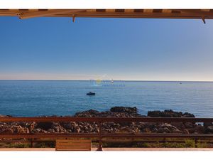 2 PIECES AVEC TERRASSE FACE A LA MER