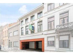 Maison de maître spacieuse avec grand entrepôt dans le centr