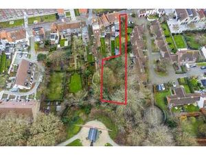 Terrain unique pour bâtiments mitoyens dans le centre de Bru