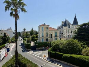 Deuxième et dernier étage d'une petite maison à rénover située au coeur de Cimiez