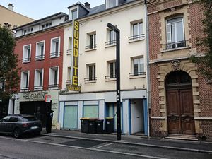 Immeuble de rapport avec logement loué et local libre proche Co