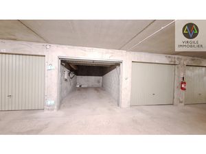 Opportunité à Métabief : garage avec porte motorisée et empl