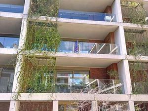 Assistentiewoning met terras en autostaanplaats in het ha...