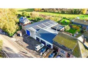 Grand entrepôt avec bureaux & parkings !