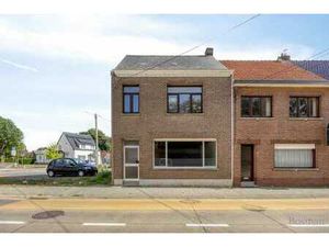 Te renoveren woning met 5 garageboxen te koop in Ham