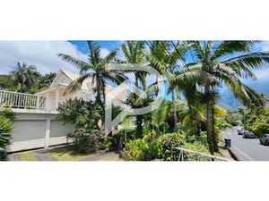 Maison familiale à fort potentiel   À 2 minutes du centre du village