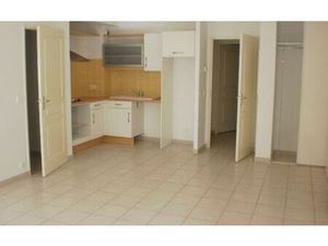 Location appartement  m² T-2 à Pertuis  757 €