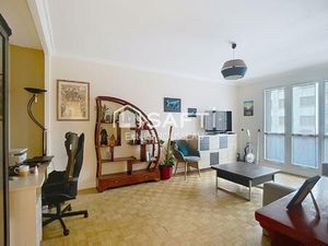 T2 avec balcon vue jardin 5 mn à pied du RER/ commerces