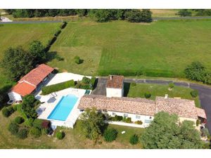 Très belle propriété de plain pied  avec un belle piscine  n