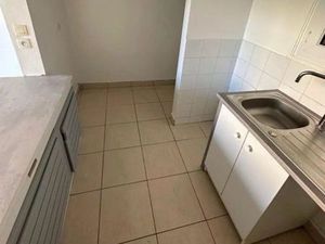 Maison à Connerre à louer   3 chambres et jardinet