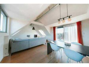 Lichtrijk dakappartement met 3 slaapkamers en terras.