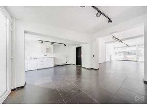 Rez-commercial idéalement situé avec une belle vitrine