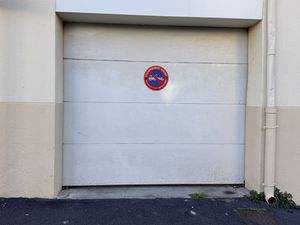 Garage avec porte électrique