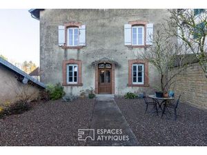 Ancienne maison vigneronne dans village médiéval
