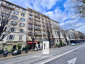 T1/2 Dernier étage avec Balcon au Coeur des Cinq Avenues Marseille 4e