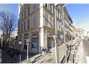 Marseille 13006 - Préfecture: Local de 100m2 en angle de rue