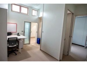 Locaux commerciaux ou professionnels de 63m² avec garage inclus.