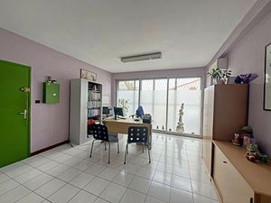 BLAGNAC - Place du Relais - Local commercial d'environ 66.27 m² traversant - accès parking