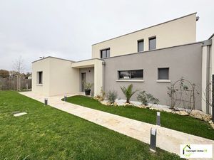 Magnifique demeure contemporaine avec piscine à VEIGNE