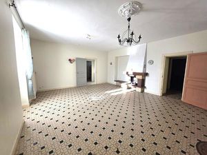 Grande maison de village et son garage et ses dépendances !