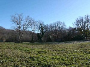 Terrain constructible 3500 m2 environ au calme en bordure de village