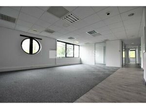 Location Local Professionnel 970m² ST PRIEST 69800