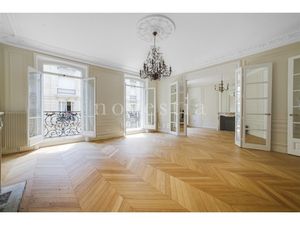Un appartement de 6 pièces de 200 m²