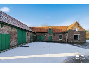 Unieke te renoveren hoeve op 14.188 m² met adembenemend zicht op de Kemmelberg