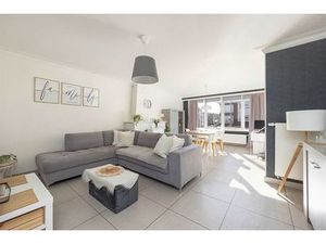 Instapklaar appartement met terras nabij Rivierenhof